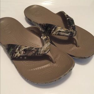 Camo / realtree Crocs flip flops size 6